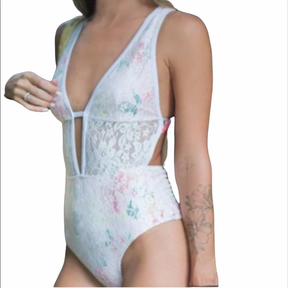🆕 Beautiful lace floral one piece swimsuit NWOT M